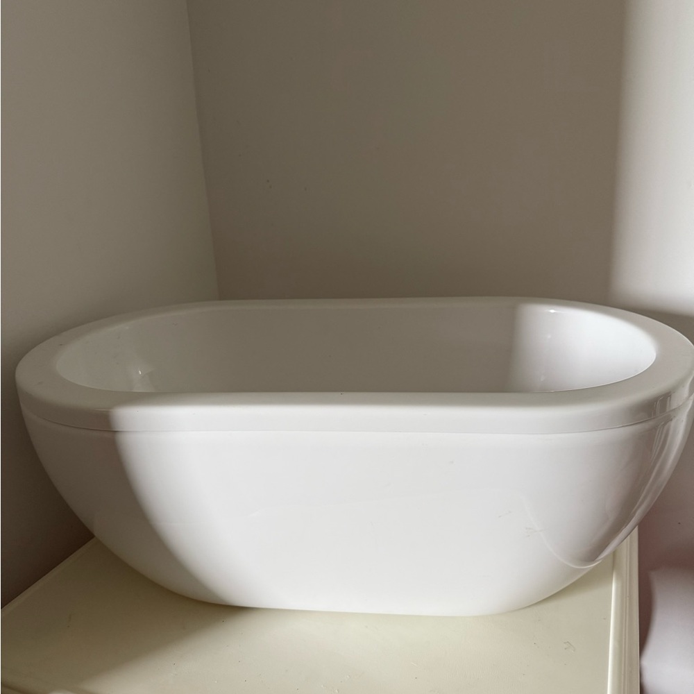 Elegant White Freestanding acrylic baby Bathtub great photography prop brand new